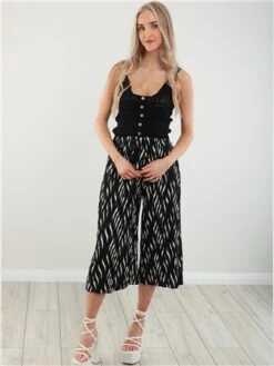 Qed Black / White Pleat Pattern Wide Leg Trousers -Style Nest Store 28097 2